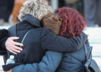 Πώς η δύναμη της αγκαλιάς ρυθμίζει το στρες και ενισχύει την ανθρώπινη σύνδεση