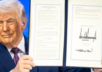 Ο Τραμπ υπέγραψε τον ιδρυτικό χάρτη του “Συμβουλίου Ειρήνης” στο Νταβός