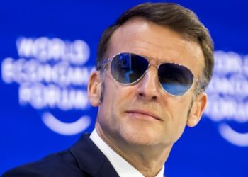 Η εμφάνιση του προέδρου Μακρόν με γυαλιά τύπου Top Gun ανέβασε τις μετοχές της εταιρείας