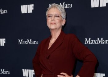 Η Τζέιμι Λι Κέρτις παίρνει τη γραφομηχανή της Jessica Fletcher