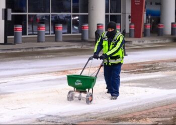 Ακυρώσεις πτήσεων, άδεια ράφια στα σούπερ μάρκετ: Σφοδρή χιονόπτωση σαρώνει τις ΗΠΑ