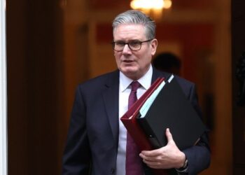 Βρετανία-Γαλλία: «Bonjour!», με γυαλιά ηλίου σε “ύφος” Top Gun ο Στάρμερ αστειεύεται με τον Μακρόν, ο οποίος του απαντά στο ίδιο χιουμοριστικό πνεύμα