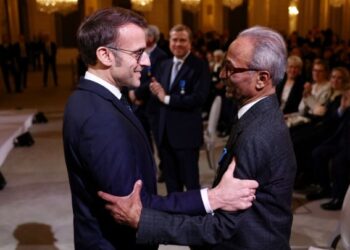 Αλί Ακμπάρ: Ο τελευταίος εφημεριδοπώλης του Παρισιού τιμήθηκε με το παράσημο του Ιππότη