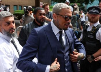 Ο Κρις Μπράουν εμφανίστηκε σε δικαστήριο του Λονδίνου ενόψει της δίκης του τον Οκτώβριο