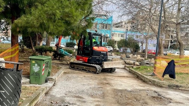 Εκατοντάδες κατεστραμμένα πεζοδρόμια επιδιορθώνονται από τον Φεβρουάριο στον Δήμο Θεσσαλονίκης