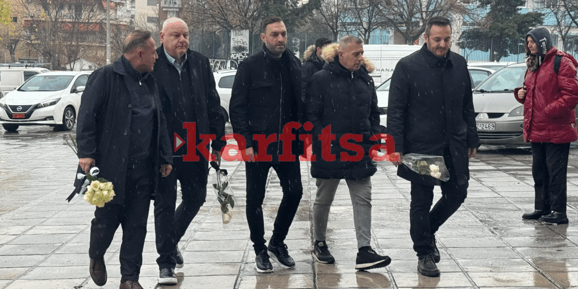 Λευκά τριαντάφυλλα άφησαν στο γήπεδο της Τούμπας Αγγελούδης και μέλη της διοίκησης στη μνήμη των 7 οπαδών του ΠΑΟΚ