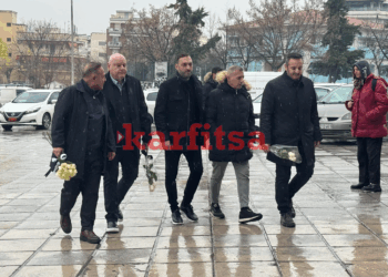 Λευκά τριαντάφυλλα άφησαν στο γήπεδο της Τούμπας Αγγελούδης και μέλη της διοίκησης στη μνήμη των 7 οπαδών του ΠΑΟΚ