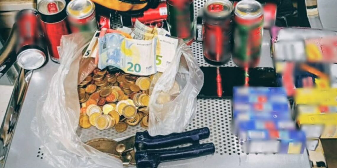 Θεσσαλονίκη: Διερρηξε δέκα καταστήματα σε μια νύχτα – Άρπαξε από κουρευτικες μηχανές μέχρι ψαλίδια (photo)