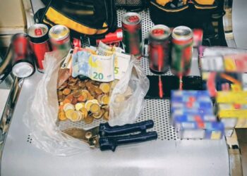 Θεσσαλονίκη: Διερρηξε δέκα καταστήματα σε μια νύχτα – Άρπαξε από κουρευτικες μηχανές μέχρι ψαλίδια (photo)