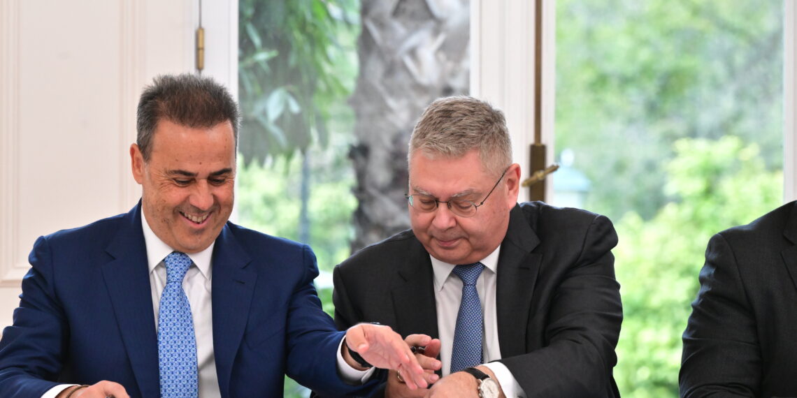 Έπεσαν οι υπογραφές Ελλάδας με τη Chevron και την Helleniq Energy παρουσία Μητσοτάκη