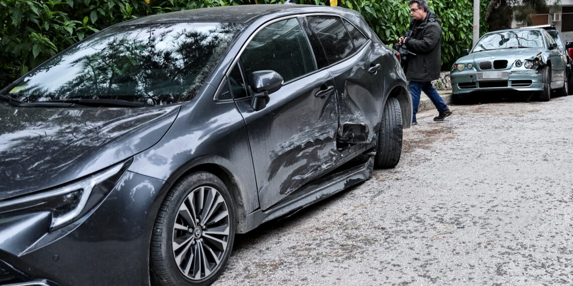 Ποινή φυλάκισης 20 μηνών και αφαίρεση διπλώματος από την τραγουδίστρια που πήρε σβάρνα 5 αμάξια στο Κολωνάκι