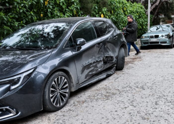 Ποινή φυλάκισης 20 μηνών και αφαίρεση διπλώματος από την τραγουδίστρια που πήρε σβάρνα 5 αμάξια στο Κολωνάκι