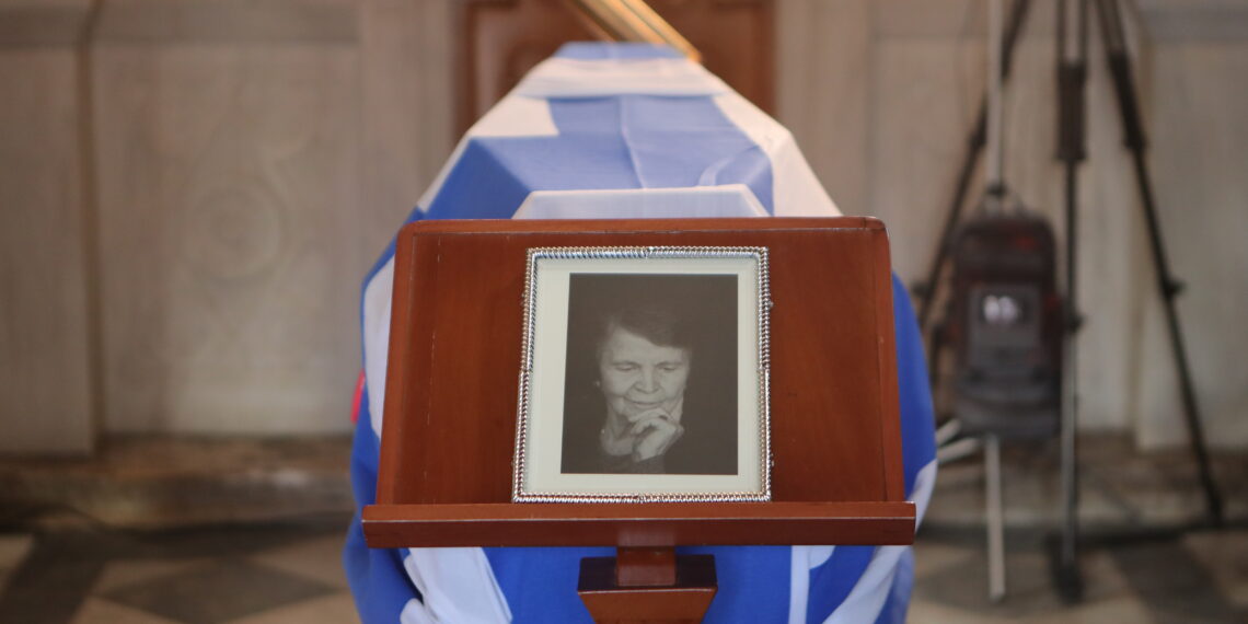 Σε λαϊκό προσκύνημα η σορός της σπουδαίας Ελένης Γλύκατζη-Αρβελέρ (photo)