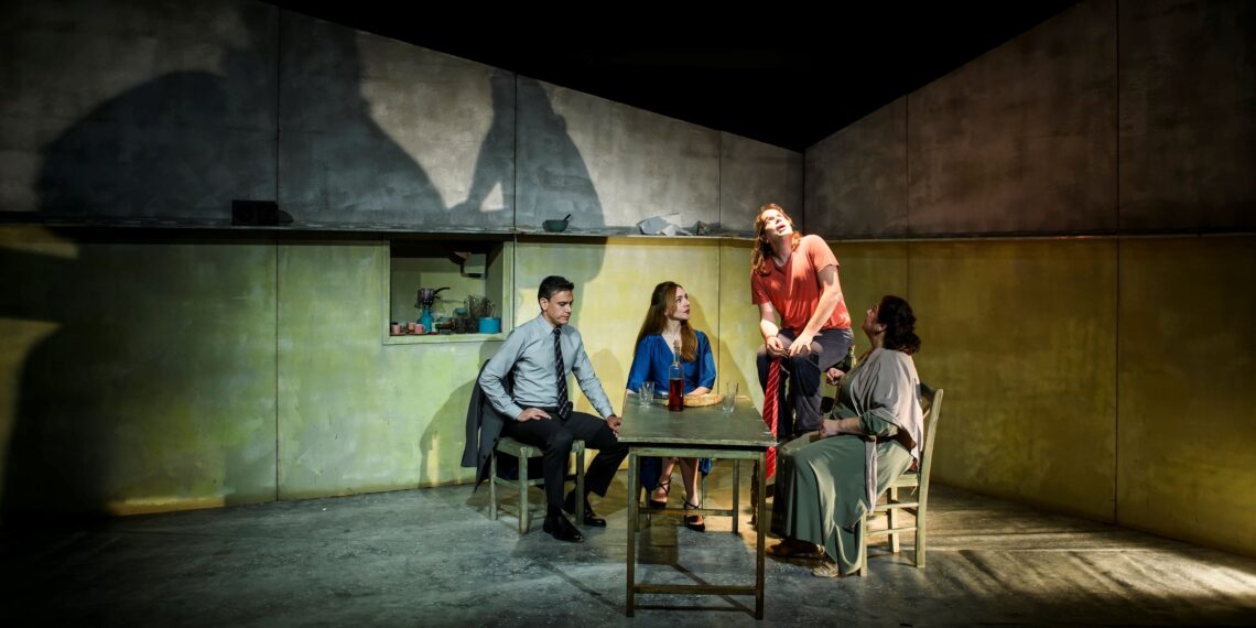 «Το γάλα»: Έξι μοναδικές παραστάσεις στο Θέατρο Αυλαία