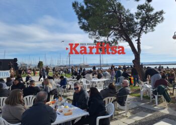 Καλαμαριά: «Πλημμύρισε» η πλαζ Αρετσούς για την Καθαρά Δευτέρα – Χαρταετοί, μουσική και σαρακοστιανά (ΦΩΤΟ+Video)