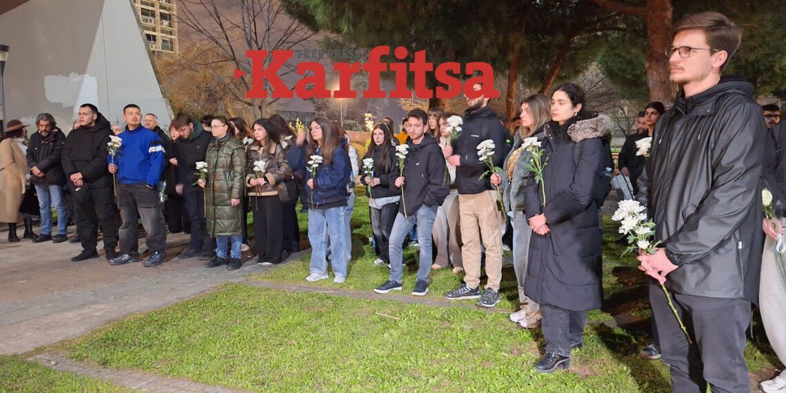 ΑΠΘ: Λουλούδια και φανάρια μπροστά από το μνημείο για τους νεκρούς των Τεμπών (ΦΩΤΟ+Video)