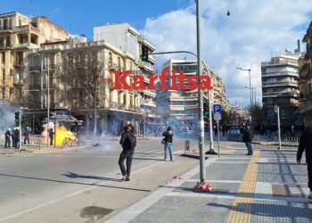 Επεισόδια μετά από την πορεία των Τεμπών στη Θεσσαλονίκη – Χημικά και μολότοφ (ΦΩΤΟ+Video)