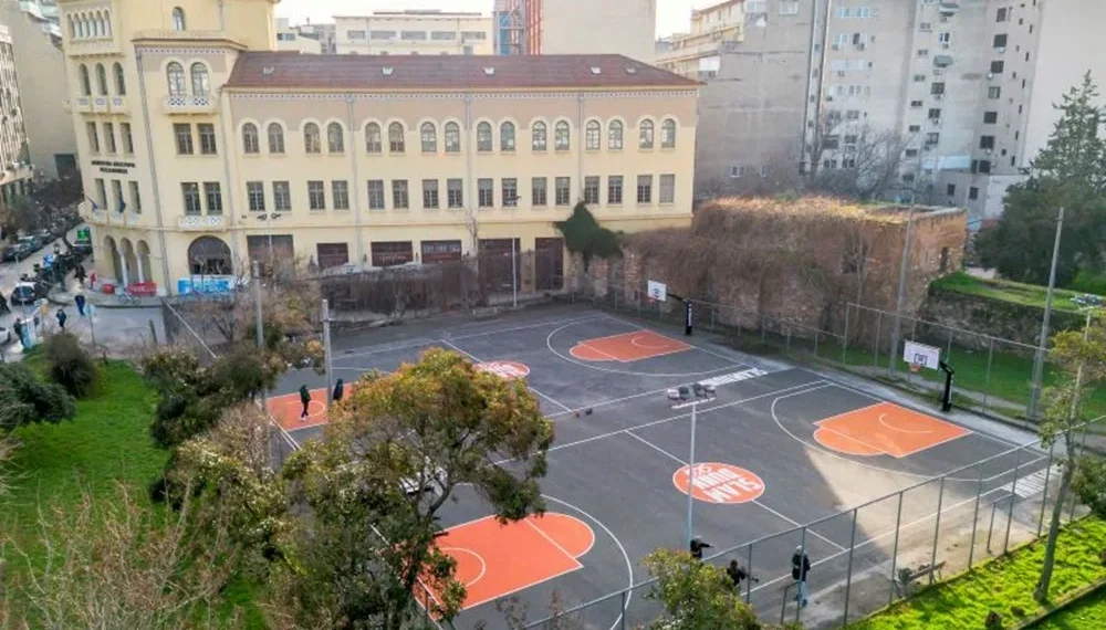 Παραδόθηκε πλήρως ανακαινισμένο ανοιχτό γήπεδο μπάσκετ στο κέντρο της Θεσσαλονίκης