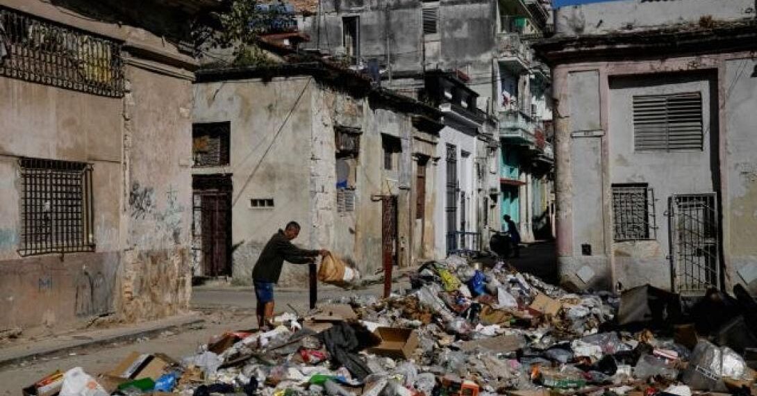 Κατακλυσμός από σκουπίδια στην Κούβα λόγω έλλειψης καυσίμων από το εμπάργκο των ΗΠΑ