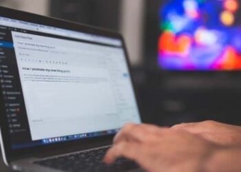 Η μεγάλη χρήση οθονών στην πρώιμη εφηβεία συνδέεται με προβλήματα ψυχικής υγείας