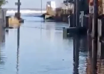 Η Λάρισα δοκιμάζεται ξανά: Η θάλασσα «βγήκε» στη στεριά και «κατάπιε» αυλές και σπίτια (photo+video)