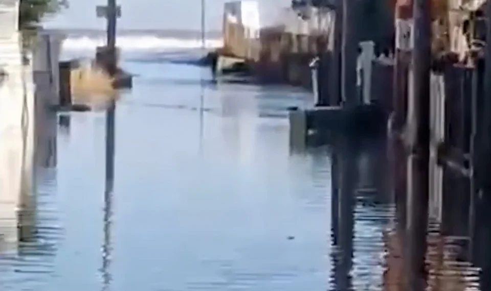 Η Λάρισα δοκιμάζεται ξανά: Η θάλασσα «βγήκε» στη στεριά και «κατάπιε» αυλές και σπίτια (photo+video)