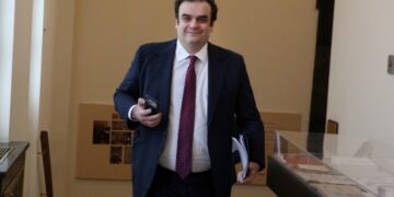 Πιερρακάκης: Πρώτη φορά σε Eurogrοup υπουργός Οικονομικών του Καναδά