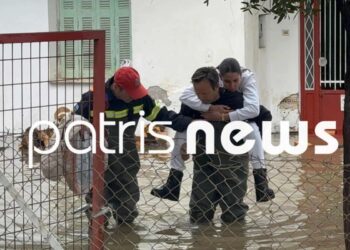 Πυροσβέστες στον Πύργο μετέφεραν στα χέρια οικογένεια από πλημμυρισμένο σπίτι (video)