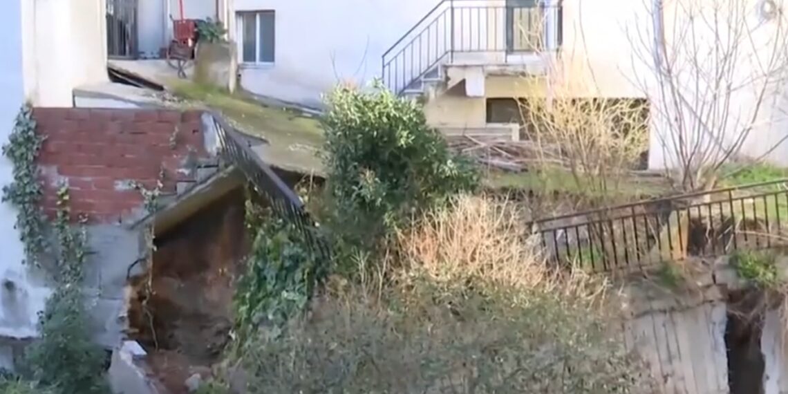 Συκιές: Ολόκληρη πλαγιά είναι έτοιμη να πέσει πάνω σε πολυκατοικία (video)