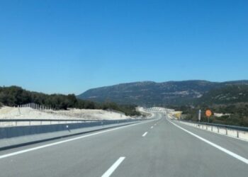 Κλειστή και στα δύο ρεύματα κυκλοφορίας η Ιόνια Οδός λόγω μεγάλης κατολίσθησης