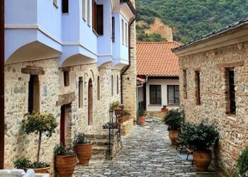 Η ιερά μονή Τιμίου Προδρόμου φάρος πίστης και ιστορίας στις απόκρημνες πλαγιές του Μενοικίου όρους