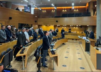 Ενός λεπτού σιγή στη μνήμη των 5 εργατριών και των 7 οπαδών κράτησε το Δημοτικό Συμβούλιο Θεσσαλονίκης