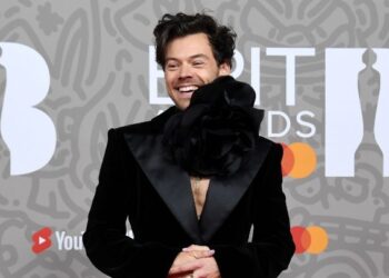 Οι Χάρι Στάιλς και Λούι Τόμλινσον στην κορυφή των charts singles και album στο ΗΒ