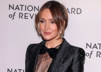 «Tow»: Μια «οδύσσεια» επιβίωσης για τη Ρόουζ Μπερν στη νέα της ταινία