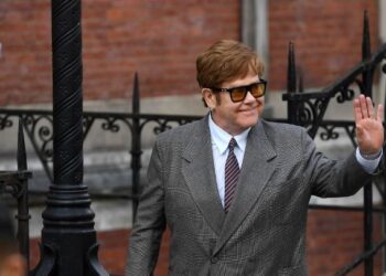 Αγανακτισμένος, ο Έλτον Τζον κατηγορεί τη Daily Mail για “απεχθείς” επιθέσεις στην ιδιωτική ζωή του