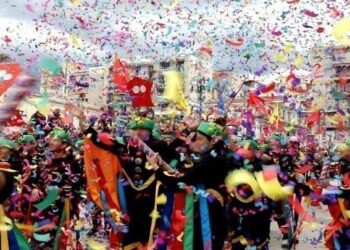 Σε ρυθμούς αποκριάς κινείται η Θεσσαλονίκη με καρναβαλικές παρελάσεις, δρώμενα και πάρτι
