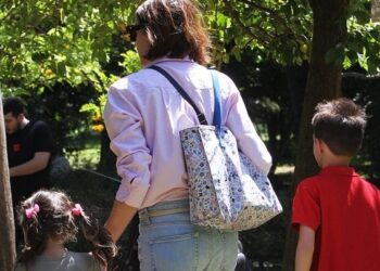 Παιδιά χωρίς αγάπη, νοιάξιμο και φροντίδα – Πώς η εγκατάλειψη συνιστά ψυχική κακοποίηση και οδηγεί στη βία