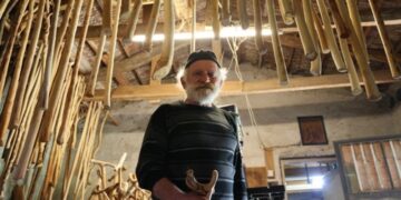 Κοζάνη: Ο «Λυγερεύς» που σμιλεύει τα ξύλα του δάσους