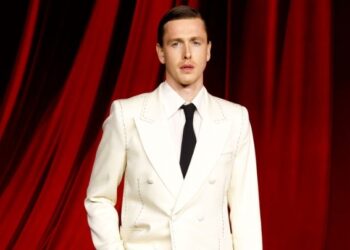 Οι Χάρις Ντίκινσον και Γουινόνα Ράιντερ πρωταγωνιστούν στην καμπάνια του Balenciaga