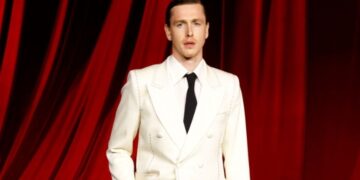 Οι Χάρις Ντίκινσον και Γουινόνα Ράιντερ πρωταγωνιστούν στην καμπάνια του Balenciaga