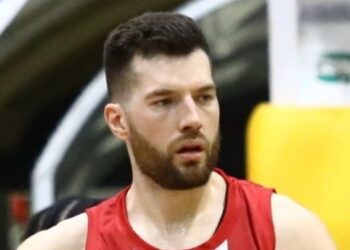 Πίτερς: «Δεν εννοούσα πως όλο το παρκέ έχει καλυφθεί με αυτοκόλλητα»