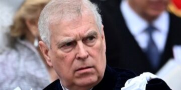 «Του αξίζει!»: Λονδρέζοι επικροτούν τη σύλληψη του Άντριου Μαουντμπάτεν-Ουίνδσορ