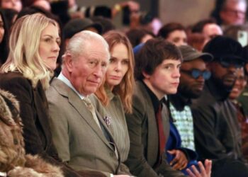 Ο βασιλιάς Κάρολος βρέθηκε στην Εβδομάδα Μόδας του Λονδίνου μετά τη σύλληψη του αδελφού του