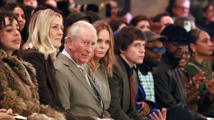 Ο βασιλιάς Κάρολος βρέθηκε στην Εβδομάδα Μόδας του Λονδίνου μετά τη σύλληψη του αδελφού του