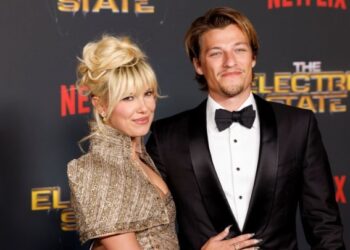 Η Μίλι Μπόμπι Μπράουν σε σπάνιο στιγμιότυπο με την κόρη της ανήμερα των 22ων γενεθλίων της