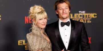 Η Μίλι Μπόμπι Μπράουν σε σπάνιο στιγμιότυπο με την κόρη της ανήμερα των 22ων γενεθλίων της