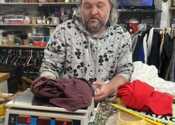 Ζυγίζει τόνους ρούχα για πούλημα – Σαρώνουν τα βίντεό του στα social media
