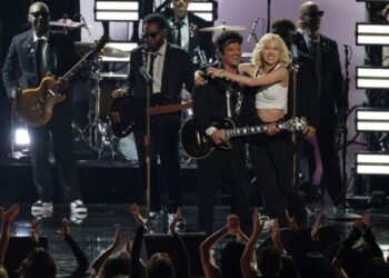 Το APT των Bruno Mars και Rose ανακηρύχθηκε το τραγούδι με τις περισσότερες πωλήσεις το 2025