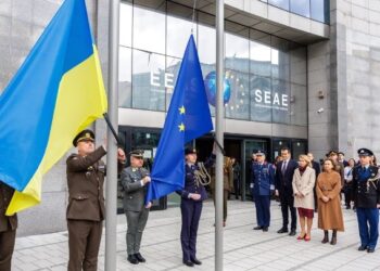 Η ουκρανική σημαία υψώθηκε σήμερα δίπλα στη σημαία της Ευρωπαϊκής Ένωσης