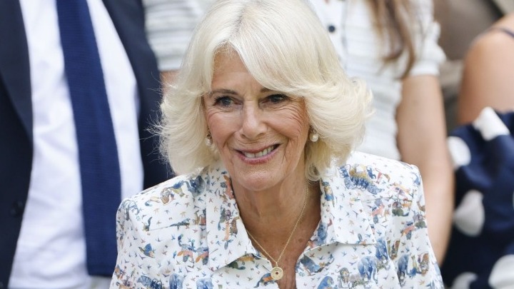 Η βασίλισσα Καμίλα δέχτηκε τη Ζιζέλ Πελικό, τη γυναίκα που αναδείχθηκε σε παγκόσμιο σύμβολο κατά της σεξουαλικής βίας